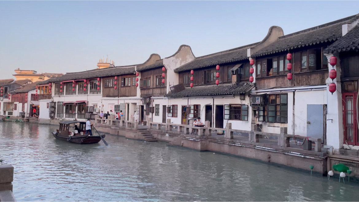 纯白色T恤搭配黑色紧身裤，舒适休闲，这样的风格你会喜欢吗？